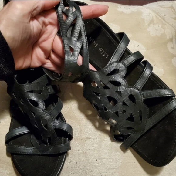 Nine West cut-out floral pattern black leather sandals- size 6.5 - Picture 3 of 8